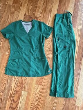 Women’s green grey’s anatomy scrubs XS